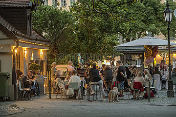 Wiener Platz  viele Menschen geniessen den Abend  Muenchen  11. Juni 2021