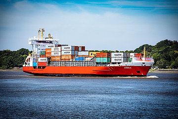 Containerschiff Angela auf der Elbe