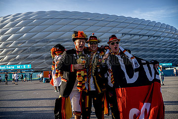 Fußball Fans bei der Anreise ins Stadion in München