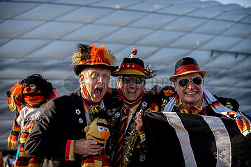 Fußball Fans bei der Anreise ins Stadion in München
