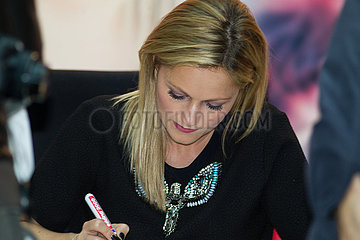 Helene Fischer Autogrammstunde im Einkaufszentrum in Altwarmb?chen in Isernhagen
