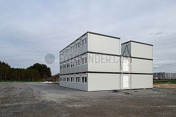 Gruenheide  Deutschland - Module von Wohncontainern fuer Bauarbeiter der Baustelle Tesla - Gigafactory