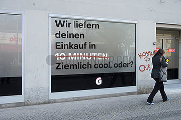 Berlin  Deutschland  Mitte - Werbung fuer eine Online-Einkaufs-App in einer Geschaeftsstrasse