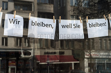 Berlin  Deutschland - Schaufensterscheibe eines wegen Corona-Massnahmen geschlossenen Geschaeftes