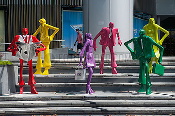 Singapur  Republik Singapur  Bunte Skulpturen der modernen Kunstrichtung vor dem ION Orchard Einkaufszentrum