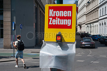 Wien  Oesterreich  Verkauf mit Muenzautomat der Kronen Zeitung in der oesterreichischen Hauptstadt