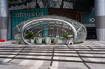 Singapur  Republik Singapur  ION Orchard Einkaufszentrum mit Zugang zur MRT U-Bahnstation waehrend der Coronakrise