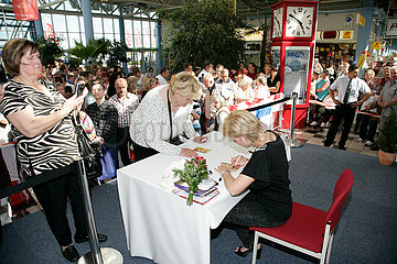 Saengerin Helene Fischer - Autogrammstunde im Elbepark Hermsdorf