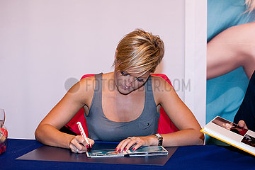 Saengerin Helene Fischer (DEU) - Autogrammstunde im Karstadt Leipzig
