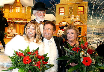 Eberhard Hertel mit Ehefrau Elisabeth Tochter Stefanie und Vader Abraham beim Adventsfest der Volksmusik in Suhl
