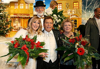 Eberhard Hertel mit Ehefrau Elisabeth Tochter Stefanie und Vader Abraham beim Adventsfest der Volksmusik in Suhl