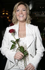 Saengerin Helene Fischer mit einer Rose auf der Aftershow im Maritim Hotel nach dem Fruehlingsfest der Volksmusik in Halle Saale