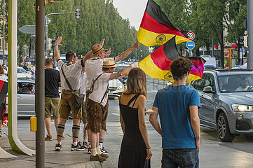 Schwabing  deutsche Fussballfans feiern den Sieg der Nationalmannschaft  Muenchen  19. Juni 2021