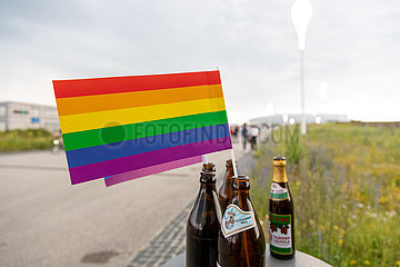 Fans und LGBTQ Aktivist*innen vor dem Euro 2020 Spiel Deutschland Ungarn