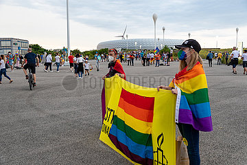 Fans und LGBTQ Aktivist*innen vor dem Euro 2020 Spiel Deutschland Ungarn