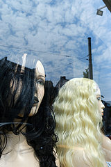 Deutschland  Bremen - Torsi von weiblichen Schaufensterpuppen mit Peruecken im Fenster eines Frisoersalons
