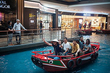 Singapur  Republik Singapur  Touristen machen im Einkaufszentrum in Marina Bay Sands eine Bootstour