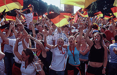 Berlin  Deutschland  Deutsche Fussballfans beim Public Viewing waehrend der FIFA Fussball-WM 2006