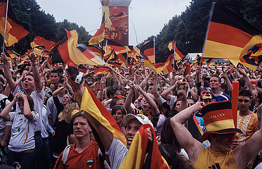 Berlin  Deutschland  Deutsche Fussballfans beim Public Viewing waehrend der FIFA Fussball-WM 2006