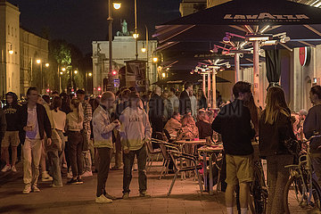 Ludwigstrasse  viele junge Menschen geniessen den Freitagabend  Muenchen  25. Juni 2021