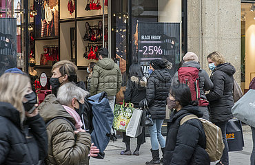 Leute beim Shoppen  Black Friday  Fussgaengerzone waehrend 2. Lockdown  Muenchen  27.11.2020