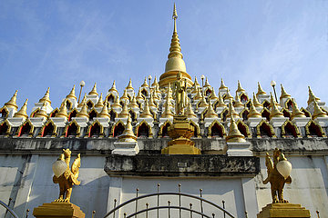 Ministupas vor großer Stupa  Wat Manee Praison  Mae Sot  Thailand  Asien | Mini stupas in front of large stupa  Wat Manee Praison  Mae Sot  Thailand  Asia