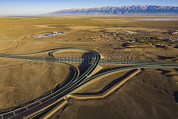 Xinhua Schlagzeilen: Die weltweit längste Wüstenüberquerung Autobahn in Vollbetrieb