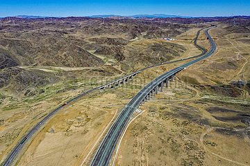 Xinhua Schlagzeilen: Die weltweit längste Wüstenüberquerung Autobahn in Vollbetrieb