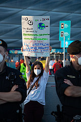 Extinction Rebellion demonstriert vor der Allianz Arena