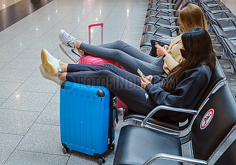 Ferienstart in NRW  Urlauberinnen warten am Flughafen Duesseldorf auf den Abflug  Nordrhein-Westfalen  Deutschland