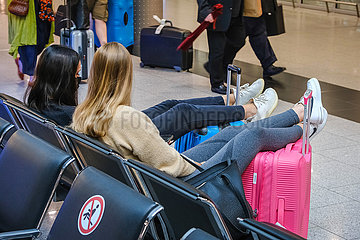 Ferienstart in NRW  Urlauberinnen warten am Flughafen Duesseldorf auf den Abflug  Nordrhein-Westfalen  Deutschland