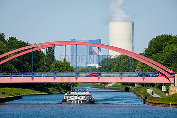 Binnenschiff auf dem Rhein-Herne-Kanal vor Uniper Kraftwerk Datteln 4  Castrop-Rauxel  Nordrhein-Westfalen  Deutschland