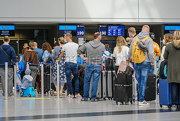Ferienstart in NRW  Urlauber am TUI Check-in Schalter am Flughafen Duesseldorf  Nordrhein-Westfalen  Deutschland