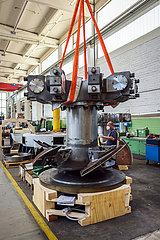Maschinenfabrik NEA  Mitarbeiter bauen an einer Pendelmuehle  Uebach-Palenberg  Nordrhein-Westfalen  Deutschland