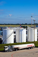 Flugbenzin Lagertanks am Flughafen Duesseldorf.  Nordrhein-Westfalen  Deutschland