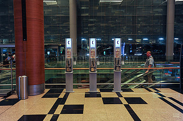 Singapur  Republik Singapur  Oeffentliche Fernsprecher im Terminal 3 des internationalen Flughafens Changi