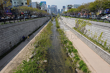 Seoul  Suedkorea  Stadtansicht Cheonggyecheon Wasserlauf mit Spazierweg im Stadtzentrum