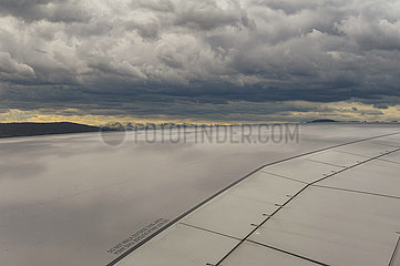 Zuerich  Schweiz  Blick aus Airbus A380 Flugzeug auf Berge und dunkle Wolken am Flughafen Zuerich-Kloten