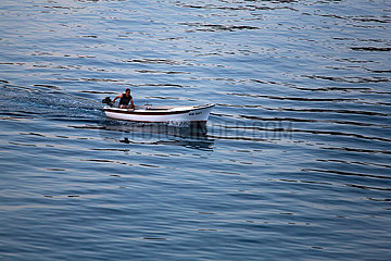 Kroatien  Supetarska Draga (Insel Rab) - Einheimischer auf Boot in der Bucht von Supetarska Draga