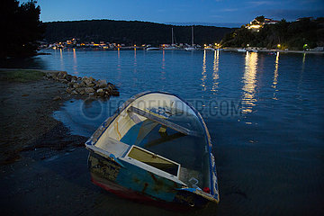 Kroatien  Supetarska Draga (Insel Rab) - abgesoffenes Boot am Strand