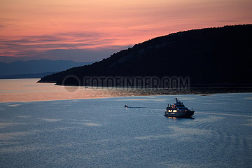 Kroatien  Supetarska Draga (Insel Rab) - Sonnenuntergang mit Luxusjacht in der Bucht von Supetarska Draga