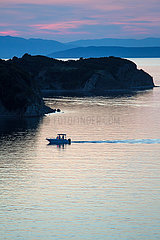 Kroatien  Supetarska Draga (Insel Rab) - Sonnenuntergang mit Boot in der Bucht von Supetarska Draga