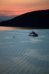 Kroatien  Supetarska Draga (Insel Rab) - Sonnenuntergang mit Luxusjacht in der Bucht von Supetarska Draga