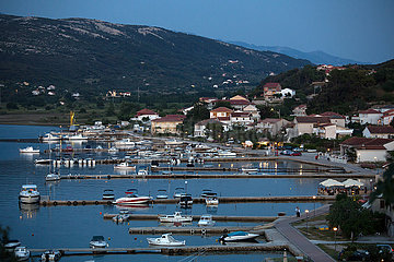 Kroatien  Supetarska Draga (Insel Rab) - Anlegestellen fuer Jachten bei der Ortschaft Supetarska Draga (Insel Rab) in der Daemmerung
