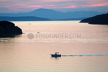 Kroatien  Supetarska Draga (Insel Rab) - Sonnenuntergang mit Boot in der Bucht von Supetarska Draga