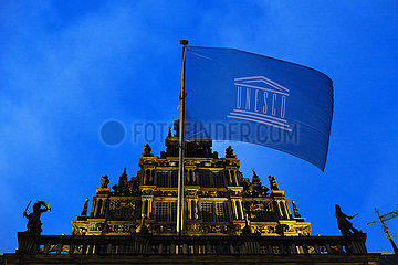 Deutschland  Bremen - UNESCO-Fahne am Bremer Rathaus  das auf der Welterbeliste steht