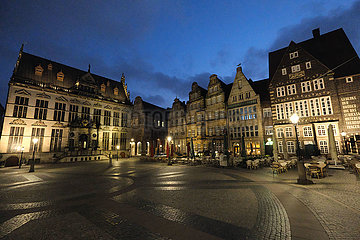 Deutschland  Bremen - Gebaeude im Stil der Weserrenaissance am Marktplatz  links der Schuetting (Sitz der Handelskammer)