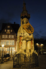 Deutschland  Bremen - Der Roland  ein Wahrzeichen der Hansestadt in der Abenddaemmerung auf dem Marktplatz