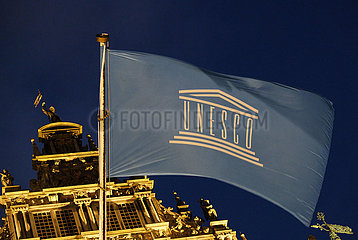 Deutschland  Bremen - UNESCO-Fahne am Bremer Rathaus  das auf der Welterbeliste steht