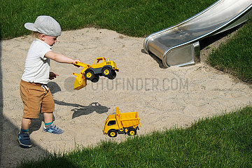 Deutschland  Bremen - Kindertagesstaette: Junge spielt im Sand